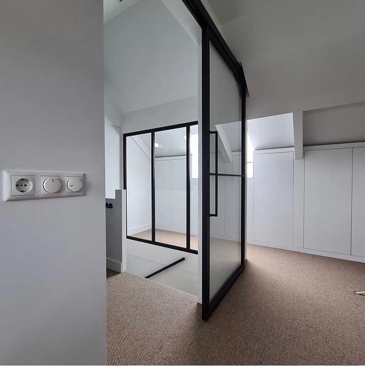Interieur met stalen glazen deuren en lichte wanden