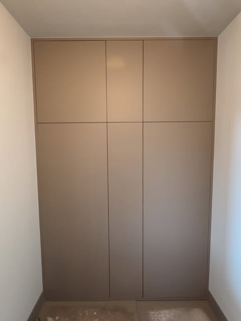 Gespoten inbouwkast in een warme taupe tint